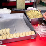 丸吉飯店 - 店内では次々と餃子が作られていきます
