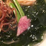 饗 くろ喜 - わかめ餡に桜の花型に切られた紅心大根