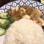 チャオタイ - タレーカティアムラーカオ(シーフードのにんにく炒めご飯)(タイしょう油味)タイサラダ、スープ、グリーサラダ、デザート付き980円