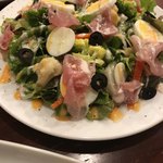 ワインカフェ ルセット - 具だくさんのサラダ。