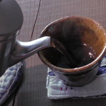 食堂ヒトト - 味わい深い器にウーロン茶を注ぎました