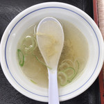 Fuku shin - 肉チャーハン ¥650 のスープ