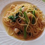 アレコ・レーノ - ホタテとほうれん草のパスタ。