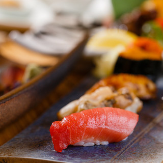 Enjoy the craftsmanship of making carefully selected tuna and umami-rich Kinmemai rice shari!