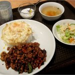 クンメー - ガッパオガイカイダーオ（鶏ガパオご飯目玉焼き添え）ランチ800円