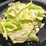博多串焼き バッテンよかとぉ - 「お通しキャベツ」(108円税込)。