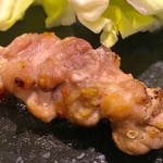 博多串焼き バッテンよかとぉ - “せせり”を、特製ドレッシングに浸けてみた、の図。
