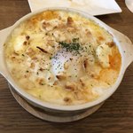トモチェカフェ - 半熟タマゴとチーズたっぷりドリア サラダ付きで1,050円