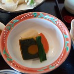 レストラン まつぼっくり - 小皿料理。南瓜、ほうれん草、人参、高野豆腐