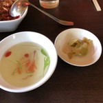 82960113 - 四川麻婆豆腐(単品) のスープとザーサイ