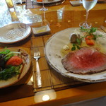 鎌倉山 - 和牛ロースのローストビーフとサラダ