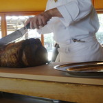 鎌倉山 - テーブル脇で切り分け