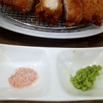 とんかつ & とり天 しげのや食堂 - ヒマラヤ岩塩と山葵