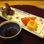 赤坂 詠月 - 牛網焼き、フルーツトマト、焼チーズ。