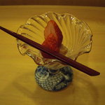 赤坂 詠月 - 水菓子(イチゴの下には自家製のキャラメル)