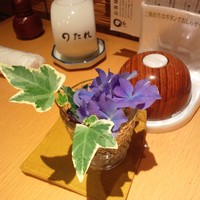 まるや本店 天白本店 - テーブルの一輪ざし