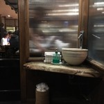 亀正くるくる寿司 - お店の外にある手洗い場