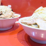 ラーメン二郎 - 大豚野菜（左）との比較