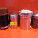 ラーメン二郎 - 卓上調味料