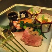 和ごころ 泉 - 師匠桜田に負けず劣らず　和食の神髄がすべて味わえる八寸　名残り～盛り～走りの食材で四季を表現　　