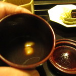 和ごころ 泉 - 利尻昆布と本枯れ節使用究極の出汁と八丁味噌使用の赤だし　もち麩入り