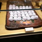 鈴懸 - ショーケースに苺大福(￣ー￣)ﾆﾔﾘ