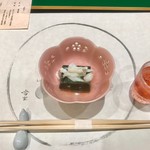 やさしい味の蓬豆腐に桜の食前酒