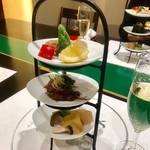 アフタヌーンティーを彷彿させる百万石椎茸とふぐ真子の二身揚げ／丘ひじきと蛍烏賊の生姜煮／浅葱と蒟蒻の辛子味噌