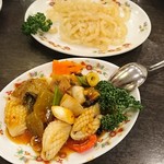 菜香新館 - クラゲの冷菜、いかと高菜の黒豆ソース