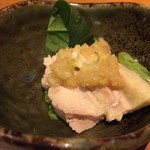 焼鳥 酉たけ - お通し3 蒸しムネ肉おろし生姜添え 美味 これだけで3杯飲めます（笑）