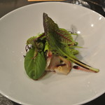 アキヒサ ハンダ - 北寄貝、帆立貝、富良野産アスパラのエチュべ　サラダ仕立て　バニュルスのヴィネグレット