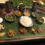 Kalpasi - ご飯がカトリに守られて配膳、即、バナナリーフにバラしちゃった親父 (^_−)−☆