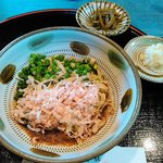 茶話駄 - おろしそば。山クラゲの付け合わせが歯ごたえ良くて美味しかった。