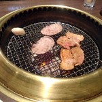 本格焼肉チファジャ - 焼いています