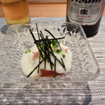 まるた生簀どころ - ビールに付いてきた鮪の山かけ