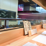 まるた生簀どころ - 木目を基調としたカウンターはとても清潔感があります