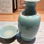 まるた生簀どころ - 熱燗の徳利と盃は鯉の絵が描かれています