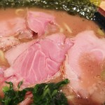 秋葉原ラーメン わいず - チャーシューは肩ロース辺りでバッチリとレア感のある仕上がり