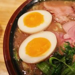 秋葉原ラーメン わいず - 味玉は黄身がジェル状の半熟具合