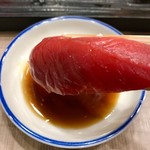 梅丘寿司の美登利総本店 - ネットリとした食感のマグロ赤身