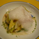 横濱元町 霧笛楼 - スズキの網焼き、うどと春キャベツを添えてプロヴァンス風に仕上げた一皿