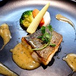 Bistro Refectorium - スズキのポアレ ハーブをきかせたクリームソース（２皿に分けて供されました）