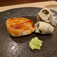 鮨 しみづ - お通し（煮ホタテ、蒸しカキ、本山葵）