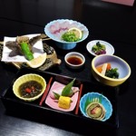 Maru Hachi - 山の中の茅葺き屋根のお店でステキな食事