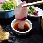 Maru Hachi - 独特の旨みのある鯉の刺身