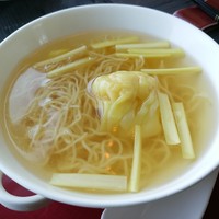 広東料理 センス - 海老ワンタン入り香港細麺のスープヌードル　　いいスープだ
