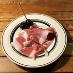 BARU 竹末 - お通し：生ハムとブラックオリーブ（300円）