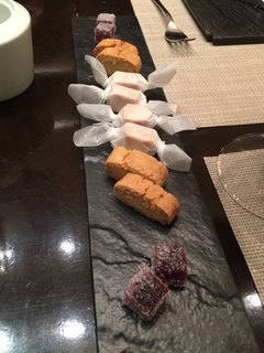 モダンカタランスパニッシュ ビキニ - おまけのお菓子