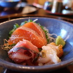 Kofuku - ニシン、つぶ貝、桜鱒の刺身の盛合せアップ