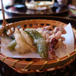 Kofuku - 蛍烏賊、子持ち白魚、タラの芽、ウド、スナップエンドウの天婦羅アップ